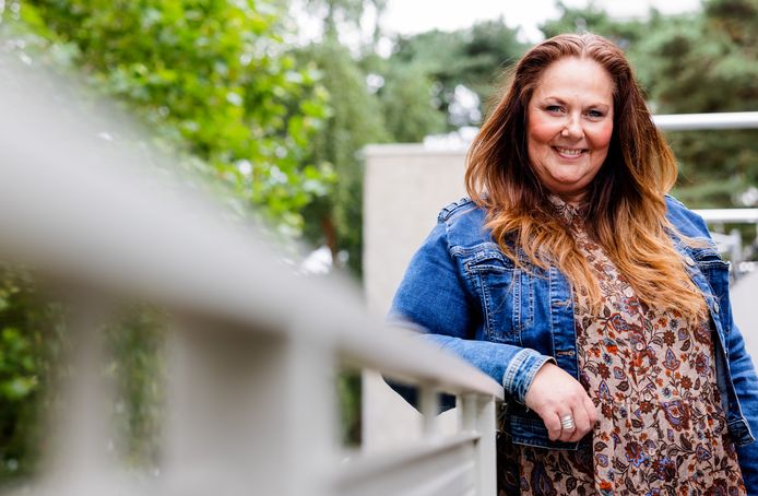 Schrijfster Anja Janssen uit Tilburg heeft een boek geschreven dat zich afspeelt op de introductie week van de Universiteit van Tilburg.