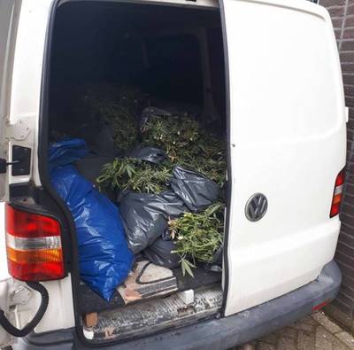 ‘Flinke hennepgeur en hennepblad uit achterklep’ verraadt 140 kilo wiet in busje