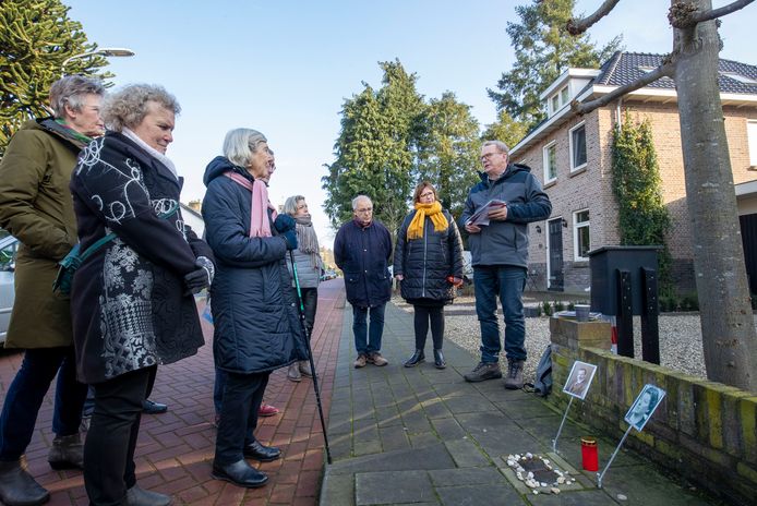 Bennekommers bij de Stolpersteine aan de Algemeer