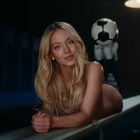 Topsportsters halen uit naar gokreclame met zo goed als naakte Sydney Sweeney: ‘Een regelrechte grap’