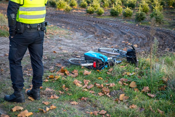 Een fietsster is maandagmiddag door een tractor aangereden op de Plantagebaan in Wouwse Plantage.