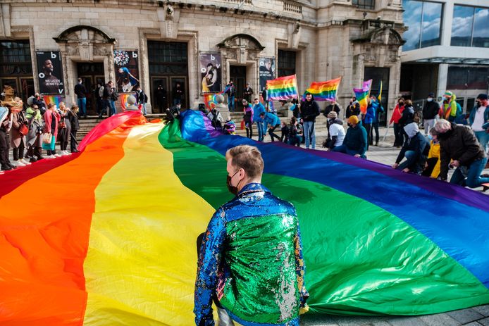 Op het Operaplein werd vorig najaar een 25 meter lange regenboogvlag gelegd om te pleiten tegen homofoob geweld.