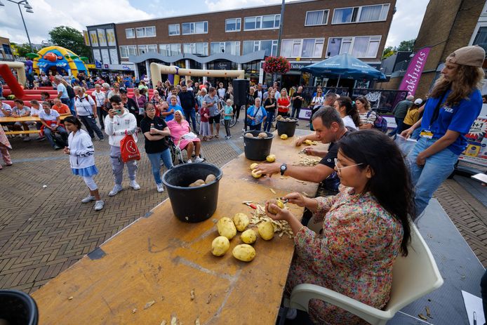 Het Schillen Van Aardappelen Is Een Sport Op Pieperfestival Emmeloord Lange Halen Maken~acb3a82b