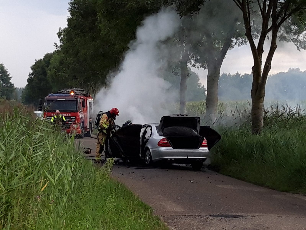 Auto vliegt in brand op Veldbeemd in Helmond Foto AD.nl