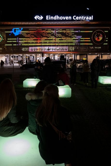 Verleden, heden en toekomst van de stad  geprojecteerd op station Eindhoven Centraal