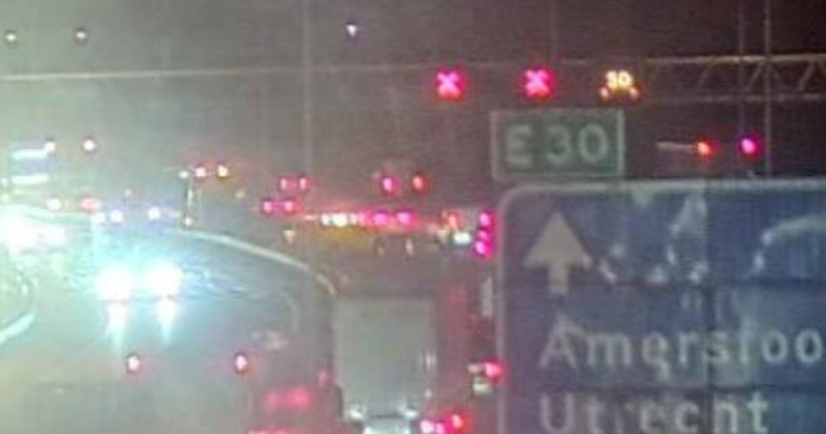 Lange file A28 bij Nijkerk door aanrijding.