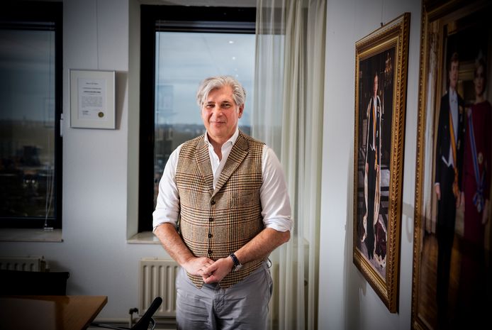 Burgemeester Oskam, de Capellenaar met misschien wel de heftigste Haagse tongval. ‘Er is meer in het leven dan alleen maar werken, jagen en elkaar druk opleggen‘.