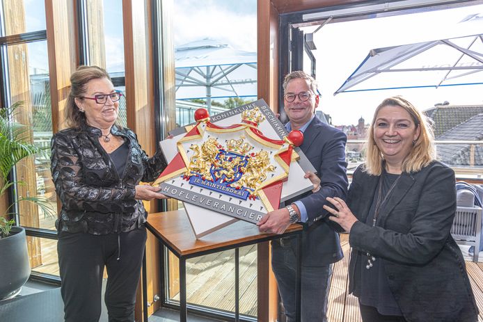 Riet Kamphuis, Barry Voorhorst en Marjolein Kamphuis (vlnr) zijn dolgelukkig met het predicaat.