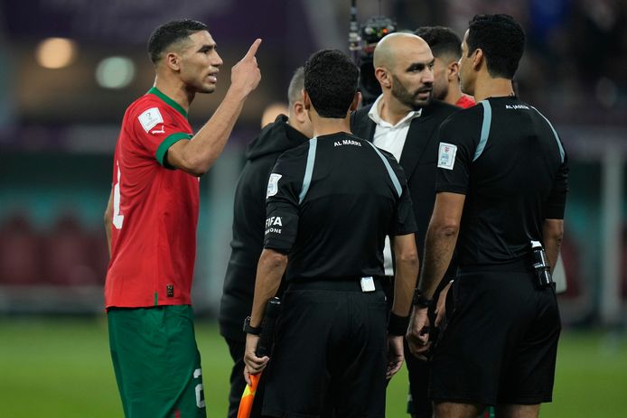 Achraf Hakimi liet tijdens de wedstrijd al merken niet blij te zijn met het optreden van de scheidsrechter.