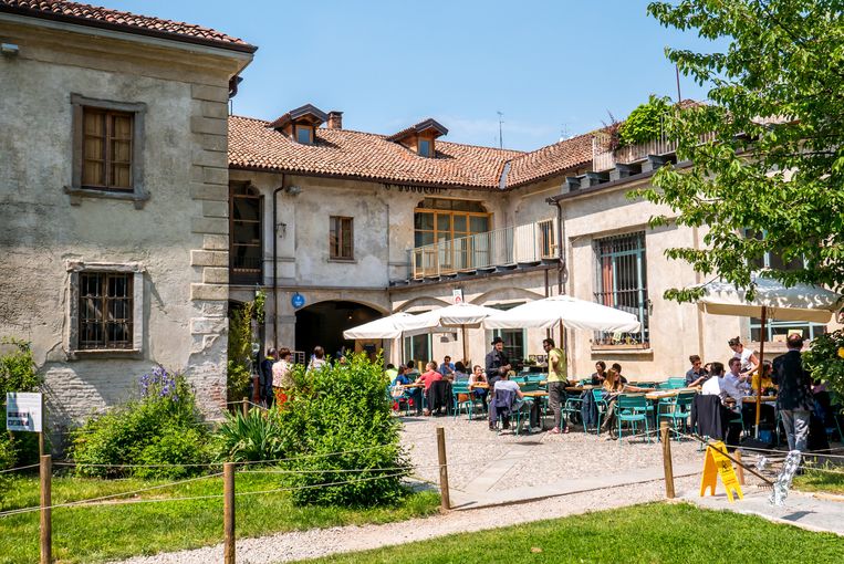 Eten en drinken op een oude boerderij in het centrum van Milaan, kan perfect bij Cascina Cuccagna. Beeld Bas van Oort