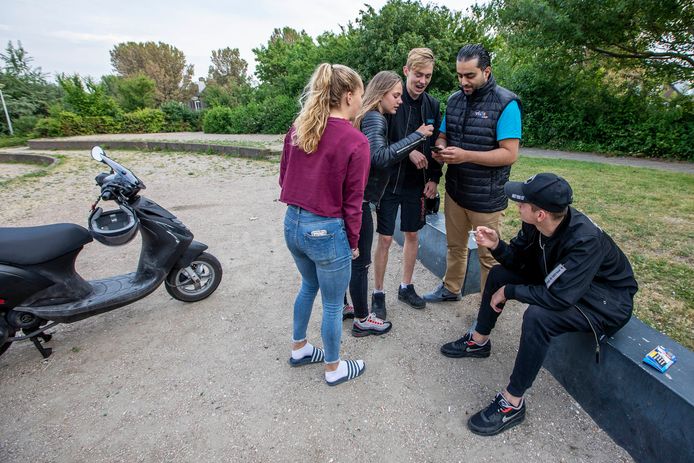 Manou, Romy, Dico, Ali en Jurian in het Zandeveltpark in 's-Gravenzande.