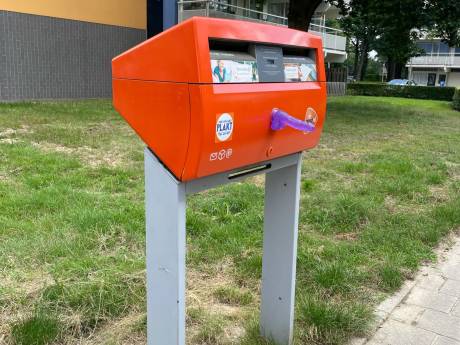 Dildoplakker slaat opnieuw toe in Nijmegen: overal in de stad zijn brievenbussen beplakt