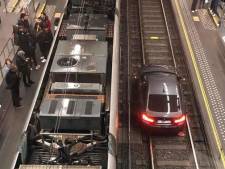 BMW-bestuurder vergist zich en rijdt via het spoor Brussels tramstation binnen
