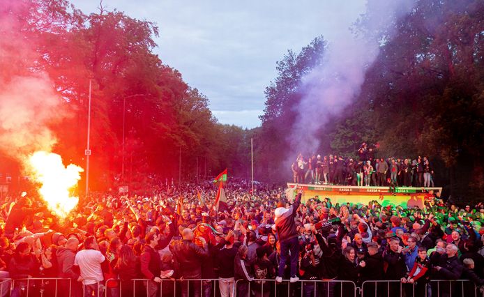 Feest bij NEC na de gewonnen wedstrijd tegen NAC in Breda. Op het Stadionplein voor het Goffertstadion waren vele supporters bij elkaar gekomen om dit te vieren.