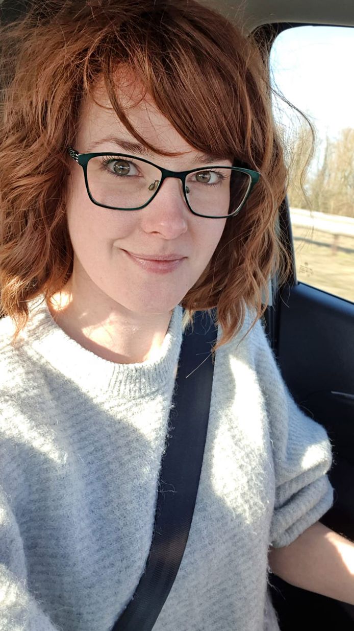 Karlijn (met pruik) onderweg naar boer Jouke.