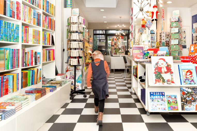 In kinderboekenwinkel de Boekenberg in Eindhoven kunnen mensen privéshoppen en krijgen ze persoonlijk advies. Beeld Sas Schilten