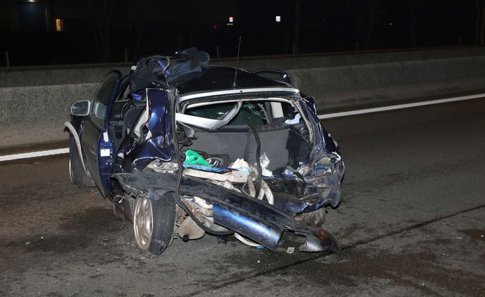 De auto werd achteraan aangereden door de bestelwagen.