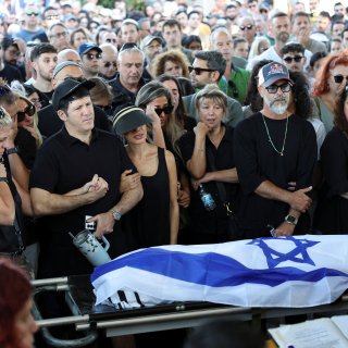 Eerste begrafenis van Israëliër sinds akkoord trekt veel bezoekers, én de media die Netanyahu wilde weren