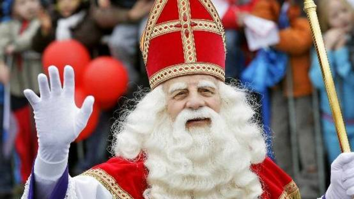 Sinterklaas zwaait naar kinderen langs de route tijdens de aankomst in Almere-Haven. (ANP PHOTO KOEN VAN WEEL) Beeld 