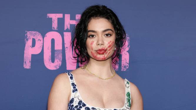 Actrice heeft rode handafdruk op gezicht bij première, wat betekent haar statement?