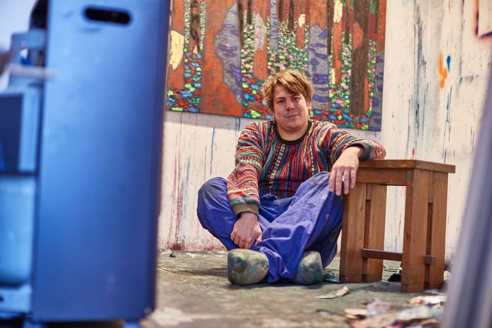 Schilder Bart Kok in zijn werkplek in Lochem.