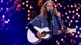 Yente giet big band-sausje over ‘I Kissed A Girl’