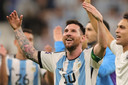Lionel Messi viert de overwinning op Mexico.