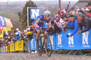 Niki Terpstra tijdens de Ronde van Vlaanderen op 1 april 2018, de dag dat hij als winnaar over de finish kwam in Oudenaarde.