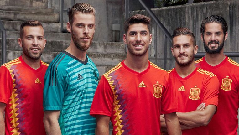 Adidas-shirts onder vuur: nieuw rood-geel-paars van Spaans elftal op monarchie'