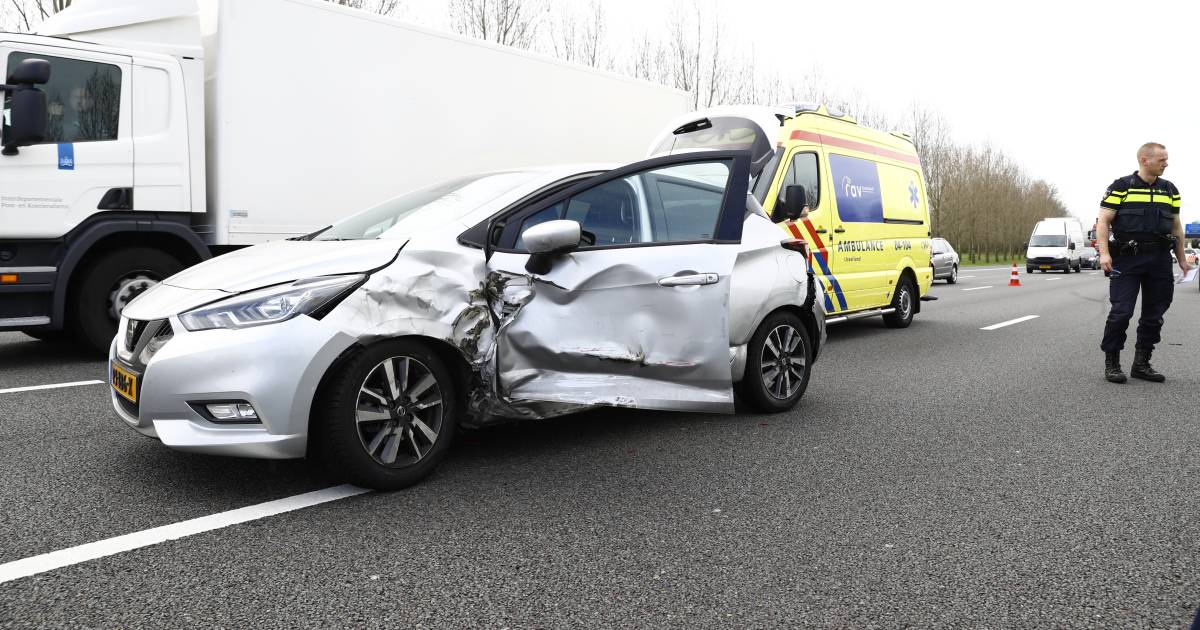 Ongeluk met vrachtwagen op A28 bij Zwolle: twee rijstroken dicht.