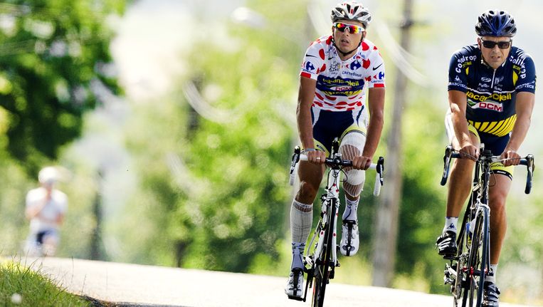 Samen met zijn vader Kees legde Johny Hoogerland vandaag een trainingsrit af van 40 minuten. 'Het ging wel redelijk. Het kon slechter', zo zei de drager van de bergtrui. Beeld ANP