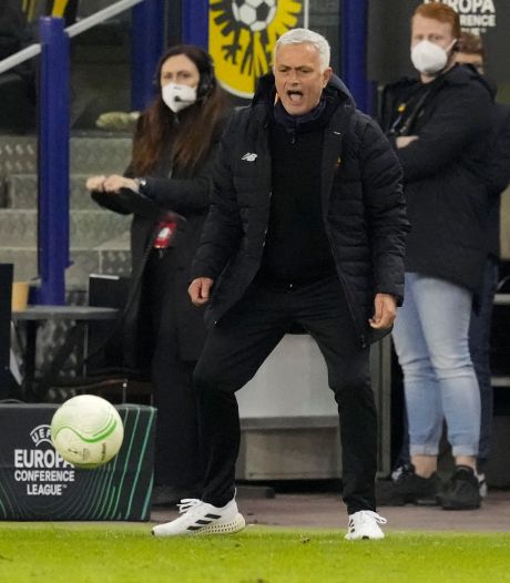 Mourinho windt zich ook na zege Roma op over grasmat: ‘Op zo’n veld krijg je een wedstrijd van lage kwaliteit’