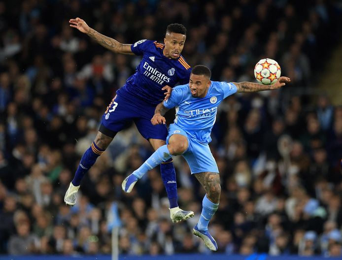 Éder Militão (l) in duel met landgenoot Gabriel Jesus.