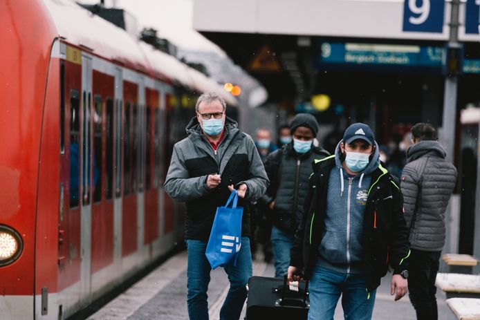 Duitse passagiers met een mondkapje op. Sinds zaterdag is het in de meeste delen van het ov niet meer verplicht een mondkapje te dragen.