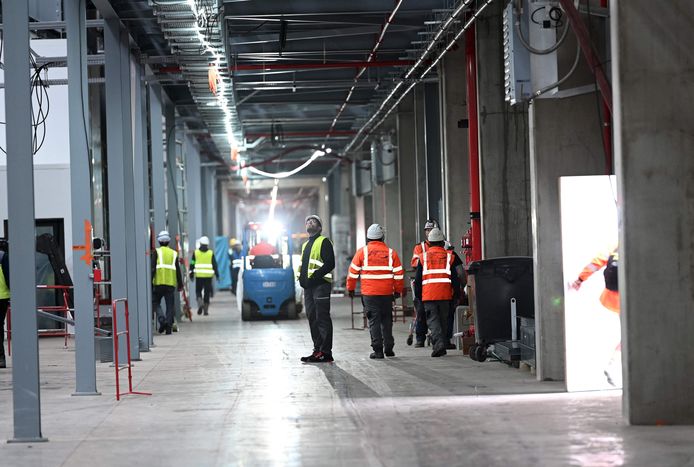 Beelden van 9 mei tonen bouwvakkers en ingenieurs aan het werk op de site van de gigafabriek in Noord-Frankrijk.