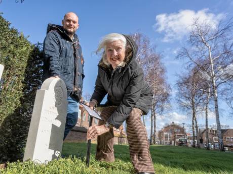 Joke (82) vindt na 47 jaar oorlogsgraf van haar gesneuvelde vader terug: ‘Heel emotioneel’