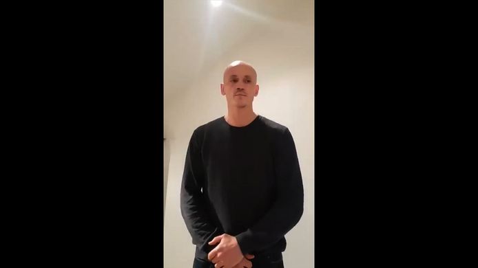 Dettinger meldde zich begin deze week bij de politie. Via sociale media verspreidde hij een video waarin hij zich excuseerde, te zien in onderstaande video.