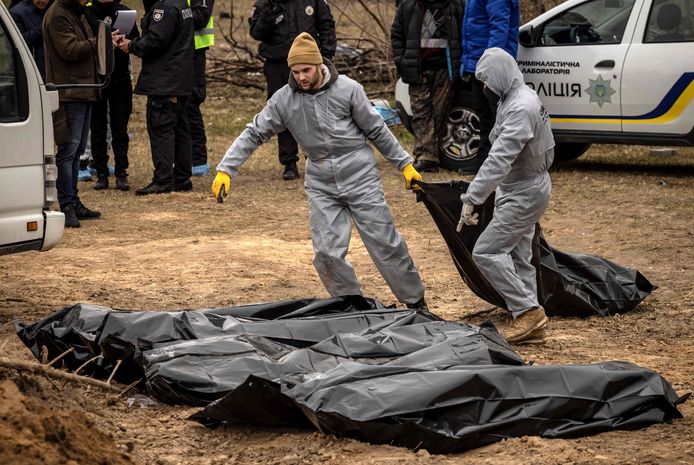 Lichamen worden opgegraven in de Oekraïense stad Boetsja.