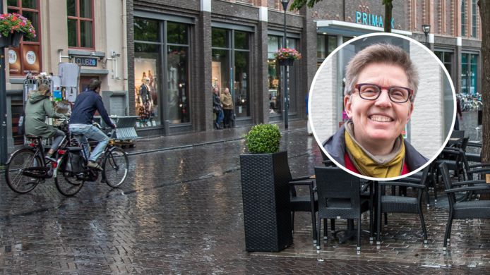 Een fietsverbod op de Melkmarkt in Zwolle betekent dat een belangrijke fietsverbinding doorgeknipt wordt, stelt ondernemer Christa Westerhof.