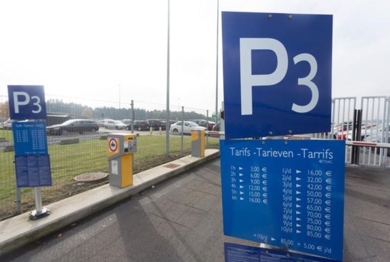 De parking van Brussels South Charleroi Airport. Beeld photo_news