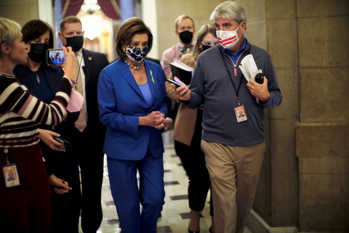 Een journalist interviewt Nancy Pelosi, de leider van de Democraten in het Huis van Afgevaardigden.