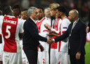 José Mourinho en Peter Bosz schudden elkaar de hand.