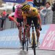 Roglic blijft in koninginnenrit Giro lang zitten en pakt na fietswissel slechts 3 seconden op leider Thomas