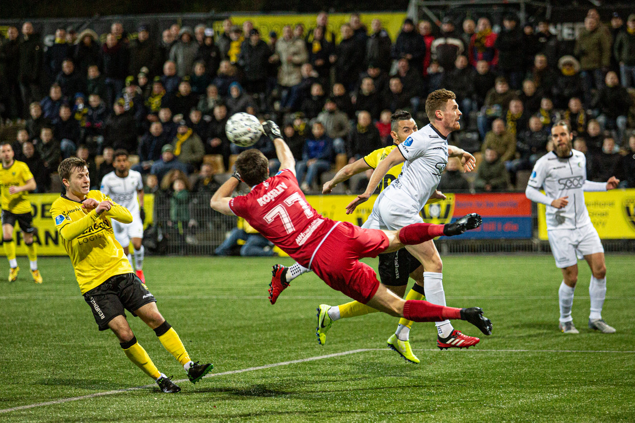 Keeper Alexei Koselev van Fortuna Sittard bokst de bal weg. Beeld BSR Agency