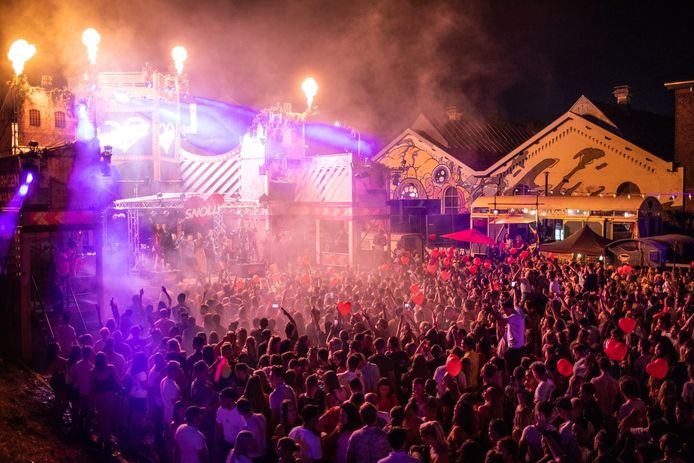 Helaas kan - tegen de verwachtingen in - het festival niet in de gedroomde vorm plaatsvinden: opeengepakt dansend. Maar de Desperados Roadshow mag toch een festival in de Spoorzone neerzetten.