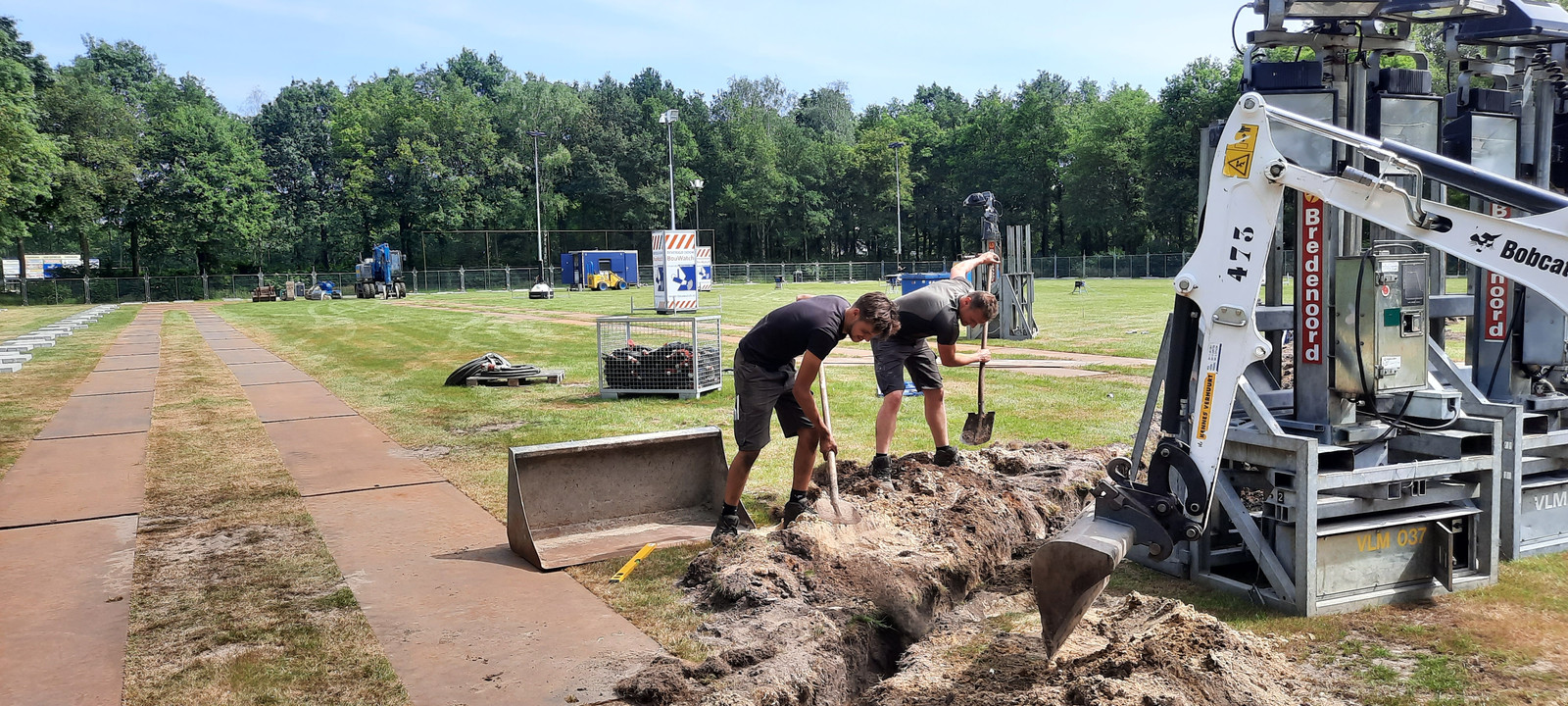 Helpers melden zich voor noodkamp asielzoekers bij 't Oventje | Foto ...