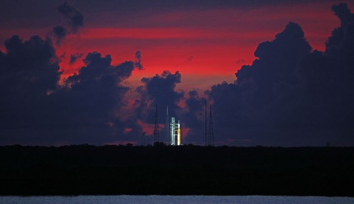 De nieuwe megaraket Space Launch System (SLS) staat klaar in Kennedy Space Center in Florida. Beeld van eerder deze maand.