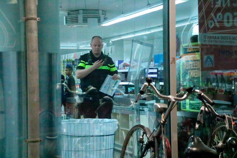 Politie bij de overvallen supermarkt aan de Osdorper Ban. Beeld ANP