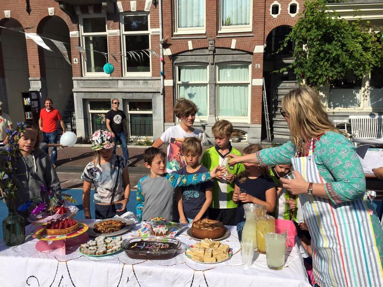 Bewoners bakken taarten tijdens Heel Hugo bakt Beeld Paul Alders