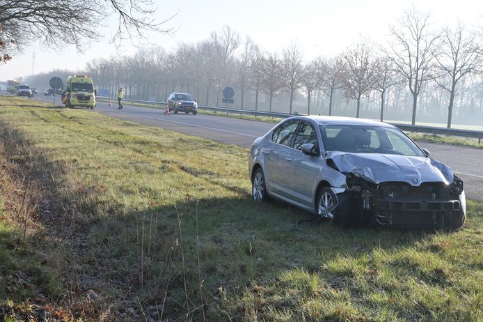 Bij een ongeval op de A58 bij Sint Willebrord, raakte een auto van de weg en botste deze tegen een verkeersbord.